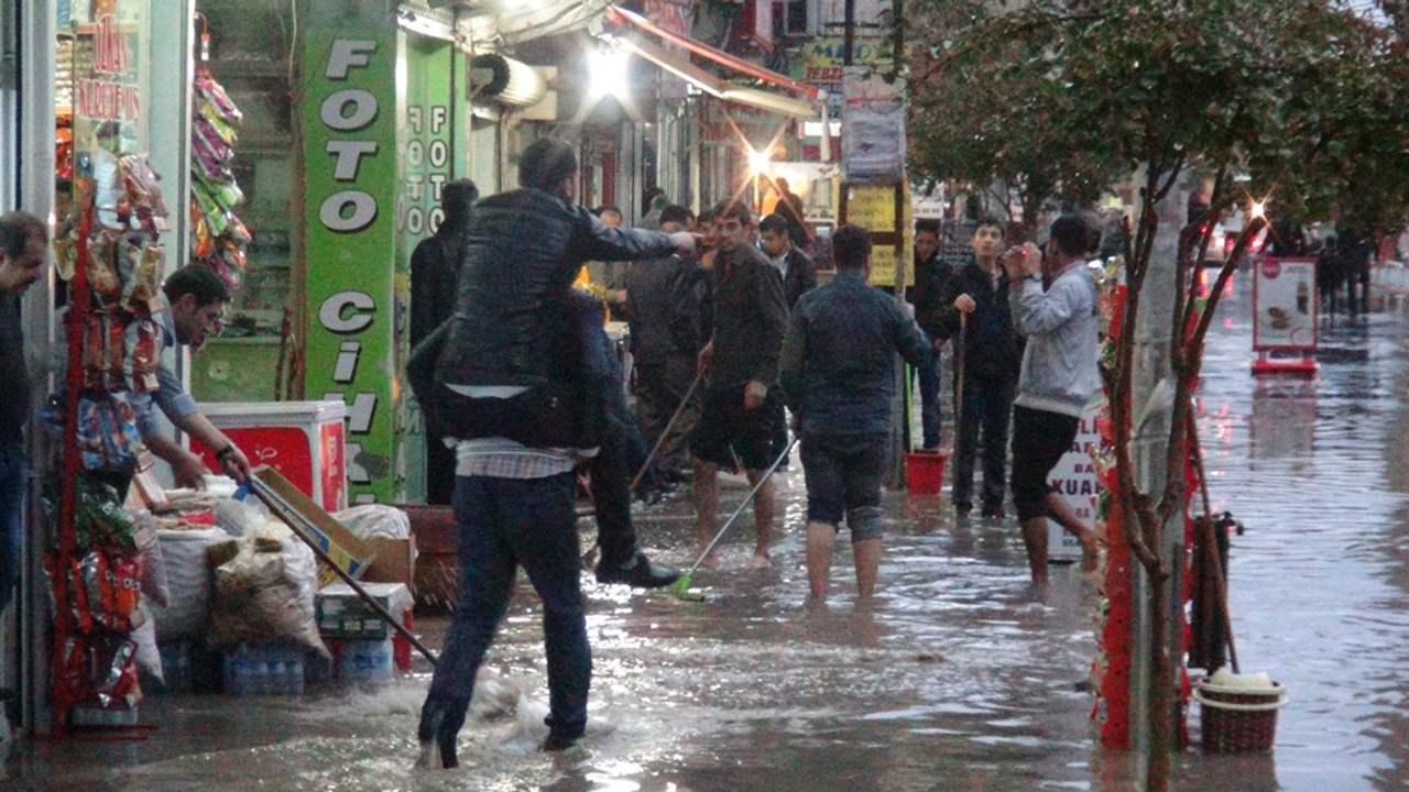 Kızıltepe yarım saat etkili olan yağmur hayatı felç etti